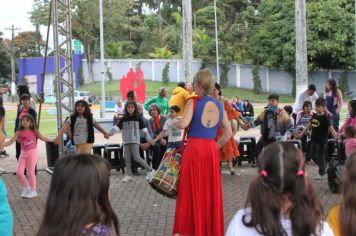 Foto - Espetáculo Caixola Brincante apresentado pelo Teatro a Bordo