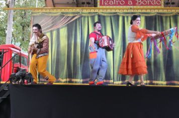 Foto - Espetáculo Caixola Brincante apresentado pelo Teatro a Bordo