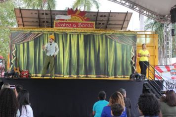 Foto - Espetáculo Caixola Brincante apresentado pelo Teatro a Bordo