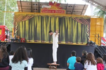 Foto - Espetáculo Caixola Brincante apresentado pelo Teatro a Bordo