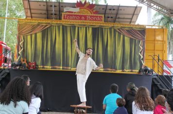 Foto - Espetáculo Caixola Brincante apresentado pelo Teatro a Bordo