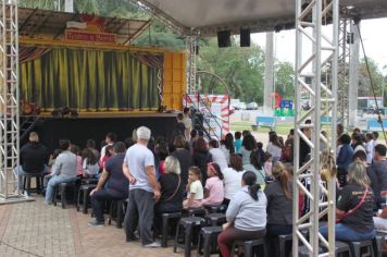 Foto - Espetáculo Caixola Brincante apresentado pelo Teatro a Bordo