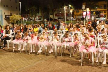 Foto - Cajati comemora o Dia Internacional da Dança apresentando um espetáculo na Praça da Bíblia