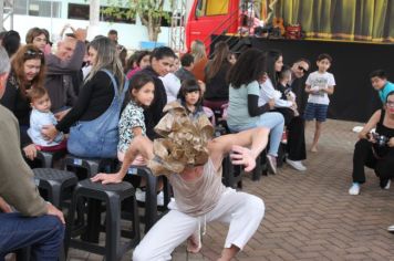 Foto - Espetáculo Caixola Brincante apresentado pelo Teatro a Bordo