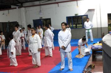 Foto - ESPORTE SANO CAJATI PROMOVE GRADUAÇÃO COM  TROCA DE FAIXAS E DOAÇÃO DE KIMONOS PARA ATLETAS INICIANTES