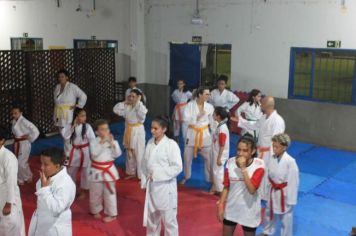 Foto - ESPORTE SANO CAJATI PROMOVE GRADUAÇÃO COM  TROCA DE FAIXAS E DOAÇÃO DE KIMONOS PARA ATLETAS INICIANTES
