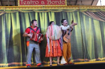 Foto - Espetáculo Caixola Brincante apresentado pelo Teatro a Bordo