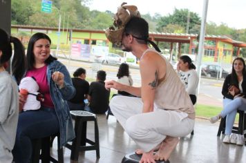 Foto - Espetáculo Caixola Brincante apresentado pelo Teatro a Bordo