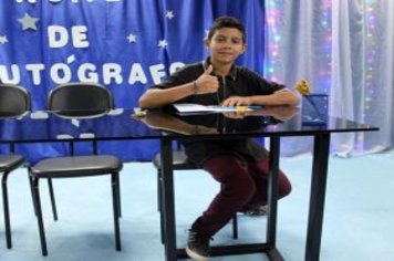 Foto - Noite de Autógrafos com Alunos Escritores