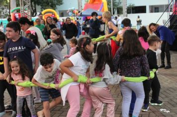 Foto - Espetáculo Caixola Brincante apresentado pelo Teatro a Bordo