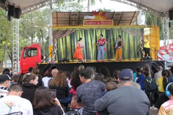 Foto - Espetáculo Caixola Brincante apresentado pelo Teatro a Bordo