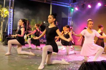 Foto - Cajati comemora o Dia Internacional da Dança apresentando um espetáculo na Praça da Bíblia