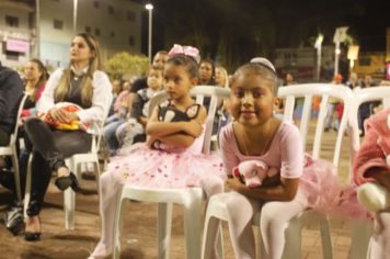 Foto - Cajati comemora o Dia Internacional da Dança apresentando um espetáculo na Praça da Bíblia