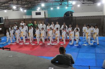 Foto - ESPORTE SANO CAJATI PROMOVE GRADUAÇÃO COM  TROCA DE FAIXAS E DOAÇÃO DE KIMONOS PARA ATLETAS INICIANTES