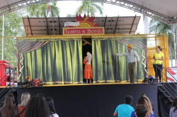 Foto - Espetáculo Caixola Brincante apresentado pelo Teatro a Bordo