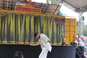 Foto - Espetáculo Caixola Brincante apresentado pelo Teatro a Bordo