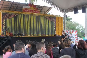 Foto - Espetáculo Caixola Brincante apresentado pelo Teatro a Bordo