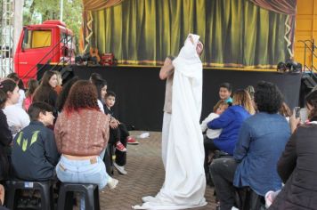 Foto - Espetáculo Caixola Brincante apresentado pelo Teatro a Bordo