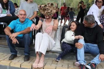 Foto - Espetáculo Caixola Brincante apresentado pelo Teatro a Bordo