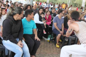 Foto - Espetáculo Caixola Brincante apresentado pelo Teatro a Bordo