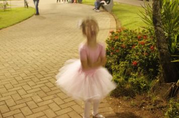 Foto - Cajati comemora o Dia Internacional da Dança apresentando um espetáculo na Praça da Bíblia
