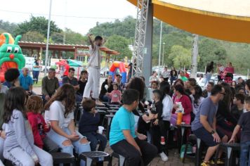 Foto - Espetáculo Caixola Brincante apresentado pelo Teatro a Bordo