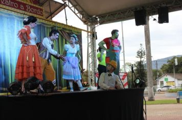 Foto - Espetáculo Caixola Brincante apresentado pelo Teatro a Bordo