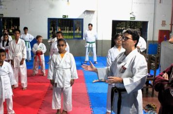 Foto - ESPORTE SANO CAJATI PROMOVE GRADUAÇÃO COM  TROCA DE FAIXAS E DOAÇÃO DE KIMONOS PARA ATLETAS INICIANTES