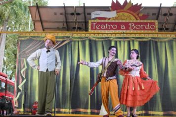 Foto - Espetáculo Caixola Brincante apresentado pelo Teatro a Bordo