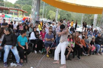 Foto - Espetáculo Caixola Brincante apresentado pelo Teatro a Bordo