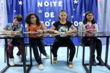 Foto - Noite de Autógrafos com Alunos Escritores