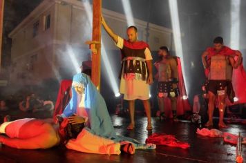 Foto - PAIXÃO DE CRISTO EMOCIONA CERCA DE 1500 MIL PESSOAS NA PRAÇA DA BÍBLIA