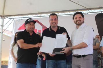 Foto - Inauguração do Empreendimento Cajati D- 65 casas e entrega de 280 títulos de Regularização Fundiária