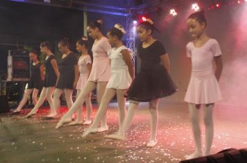 Foto - Cajati comemora o Dia Internacional da Dança apresentando um espetáculo na Praça da Bíblia