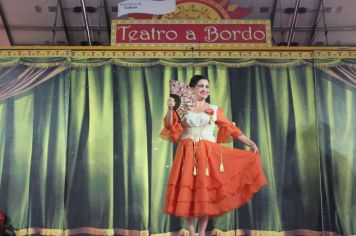 Foto - Espetáculo Caixola Brincante apresentado pelo Teatro a Bordo