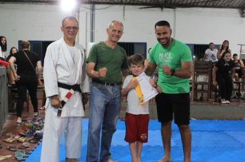 Foto - ESPORTE SANO CAJATI PROMOVE GRADUAÇÃO COM  TROCA DE FAIXAS E DOAÇÃO DE KIMONOS PARA ATLETAS INICIANTES