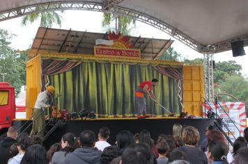 Foto - Espetáculo Caixola Brincante apresentado pelo Teatro a Bordo