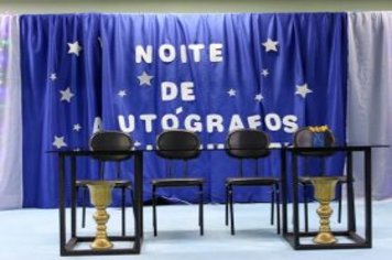 Foto - Noite de Autógrafos com Alunos Escritores