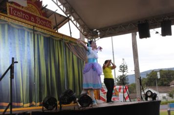 Foto - Espetáculo Caixola Brincante apresentado pelo Teatro a Bordo