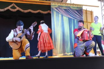 Foto - Espetáculo Caixola Brincante apresentado pelo Teatro a Bordo