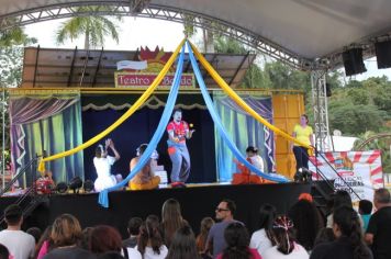 Foto - Espetáculo Caixola Brincante apresentado pelo Teatro a Bordo