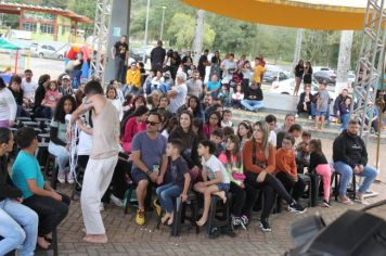 Foto - Espetáculo Caixola Brincante apresentado pelo Teatro a Bordo