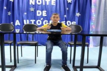 Foto - Noite de Autógrafos com Alunos Escritores