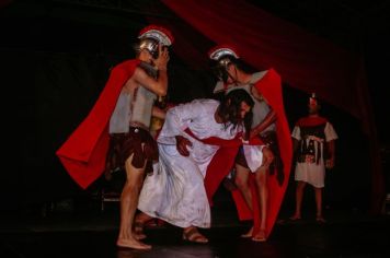 Foto - PAIXÃO DE CRISTO EMOCIONA CERCA DE 1500 MIL PESSOAS NA PRAÇA DA BÍBLIA