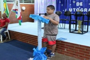 Foto - Noite de Autógrafos com Alunos Escritores