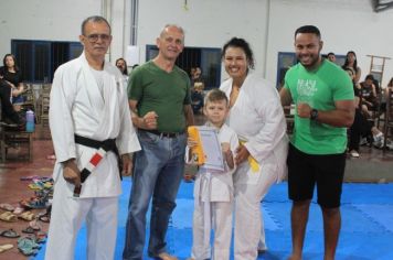 Foto - ESPORTE SANO CAJATI PROMOVE GRADUAÇÃO COM  TROCA DE FAIXAS E DOAÇÃO DE KIMONOS PARA ATLETAS INICIANTES