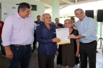 Foto - Entrega de Títulos de Regularização Fundiária