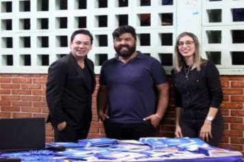 Foto - Noite de Autógrafos com Alunos Escritores
