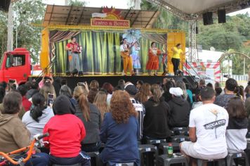 Foto - Espetáculo Caixola Brincante apresentado pelo Teatro a Bordo