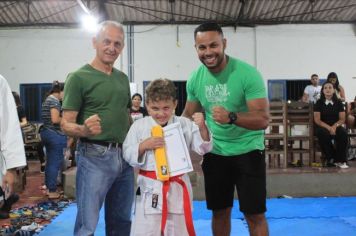 Foto - ESPORTE SANO CAJATI PROMOVE GRADUAÇÃO COM  TROCA DE FAIXAS E DOAÇÃO DE KIMONOS PARA ATLETAS INICIANTES